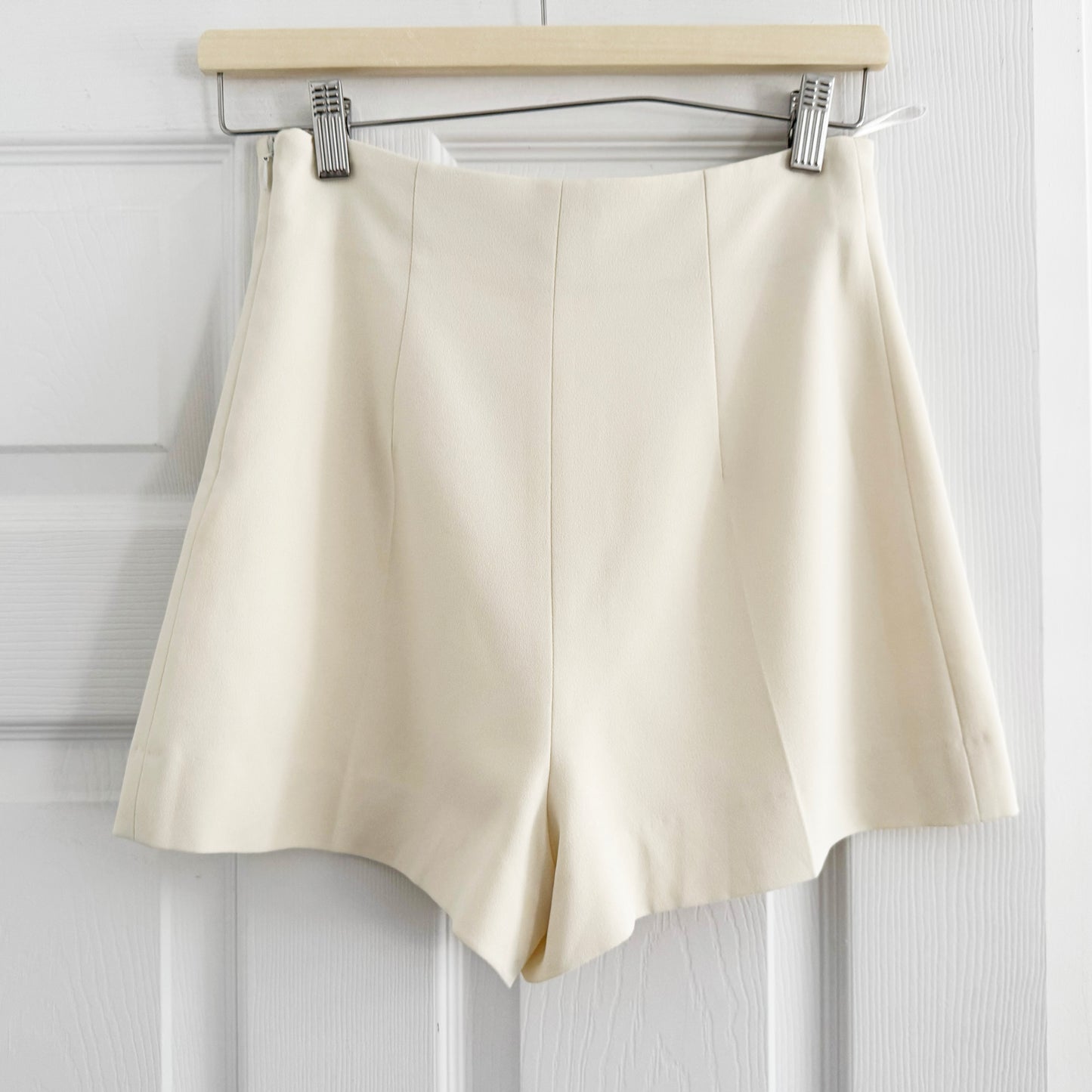 Vanessa Bruno Ivory Crepe Shorts, size 36 (fits 0/2)