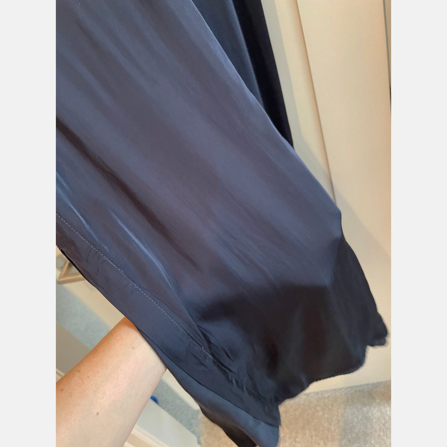 Robe midi en satin bleu marine Velvet by Graham and Spencer, taille XS