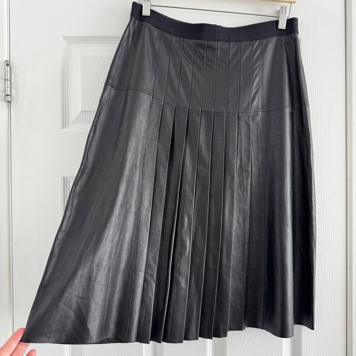 Vince Pleated Front Leather Skirt in Black, size 8