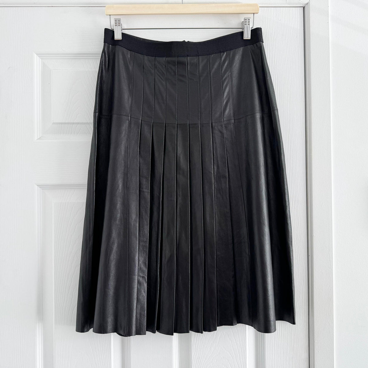 Vince Pleated Front Leather Skirt in Black, size 8