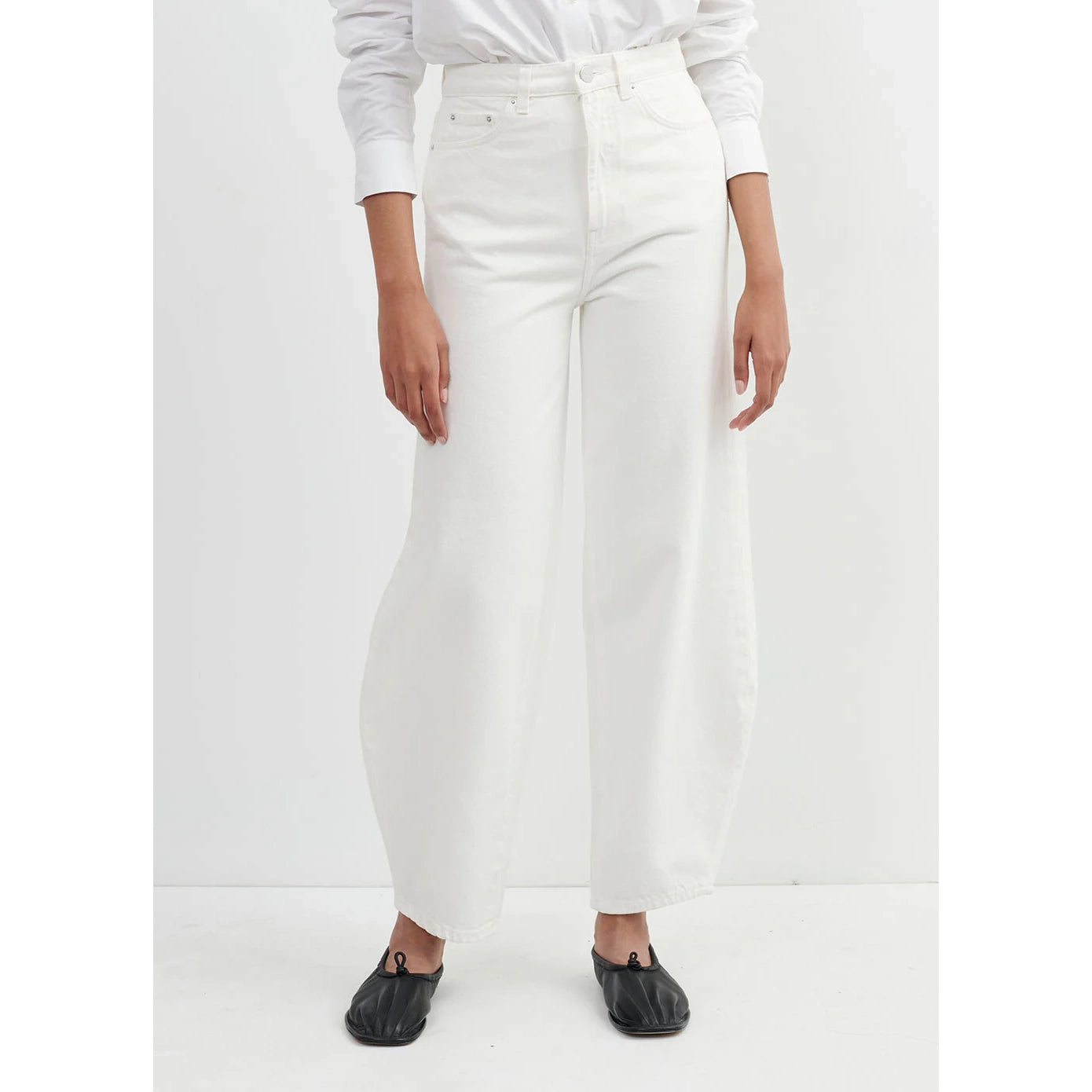 Toteme Barrel Leg Jeans in White, size 31 (fits like a slim size 30)